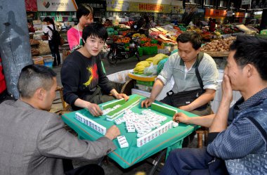 pengzhou, Çin: mahjong oynayanlar