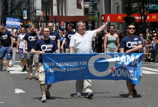 NYC: n y státní zástupce daniel o'donnell na pochod 2012 gay pride — Stock fotografie