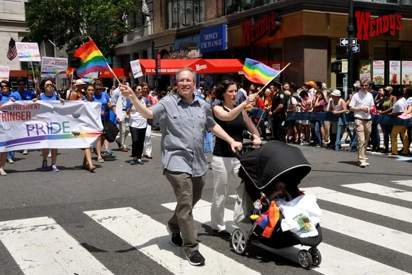 NYC: offentliga förespråkar scott stringer marscherar i 2012 gay pride-paraden — Stockfoto