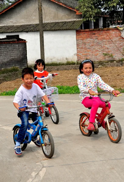 中国： 三个中国孩子骑自行车 — 图库照片