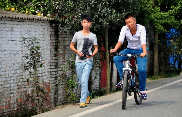 China: twee jongeren op een landweg — Stockfoto