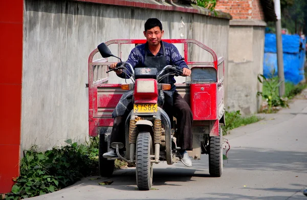 China: Granjero conduciendo un camión de la motocicleta — Foto de Stock