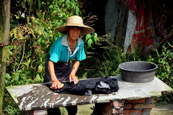 彭州市，中国： 洗衣服的女人 — 图库照片