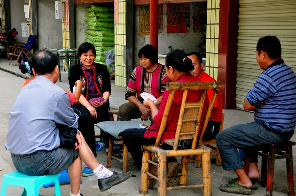 China: La gente jugando a las cartas — Foto de Stock