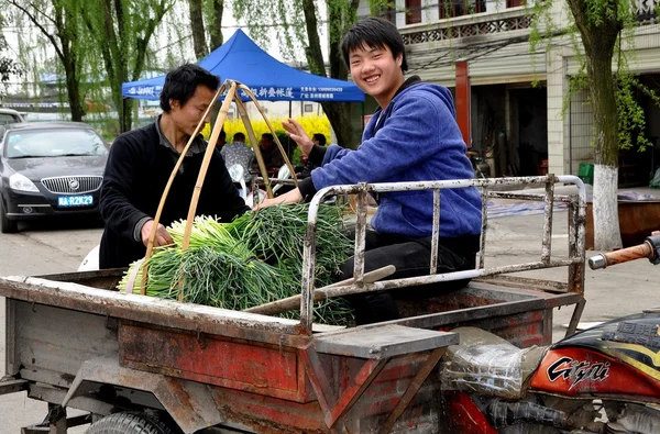 China: chinese man in motorfiets vrachtwagen glimlachen — Stockfoto