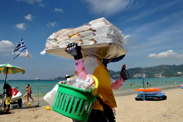 Patong, thailand: kvinna som säljer mat och dryck på stranden — Stockfoto