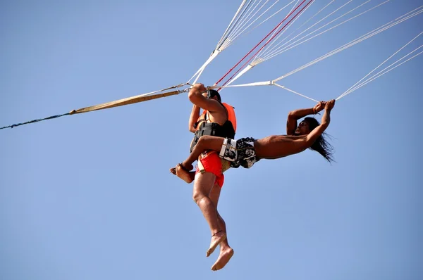 Patong City, Thailand: Paragliders at Patong Beach — Stock Photo, Image