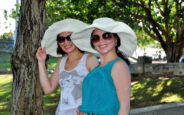 Phuket, Tailândia: Duas mulheres chinesas na moda em Cape Promthep — Fotografia de Stock