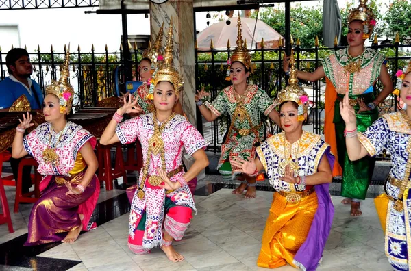Bangkok, Thajsko: erawan svatyně tanečnice — Stock fotografie