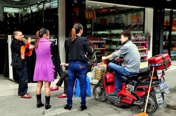 China: familie chatten voor schoenenwinkel — Stockfoto