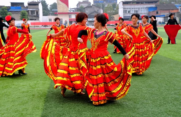 Chine : Femmes exécutant la routine de danse flamenco — Photo