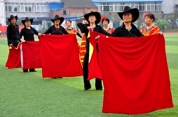 Čína: ženy flamenco tanečnice provádění rutina — Stock fotografie