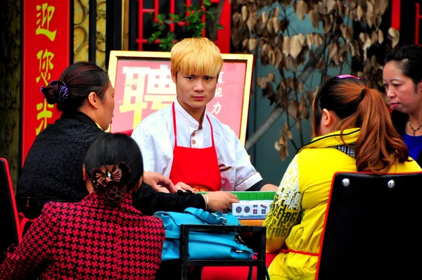 China: vrouw in vrachtwagen met groene bonen — Stockfoto