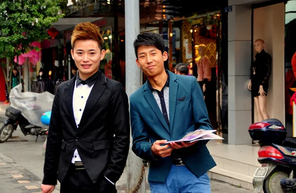 China: Two Young Men Distributing Advertising Flyers — Stock Photo, Image