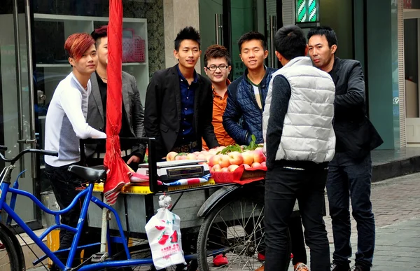 Pengzhou, Çin: gençler elma sokak satıcısından satın alma. — Stok fotoğraf