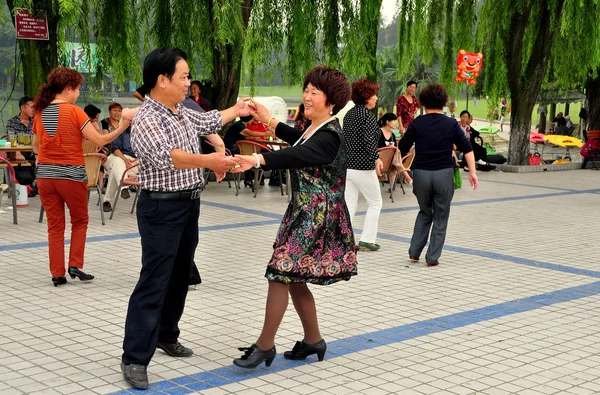 Pengzhou, China: Pareja bailando en Pengzhou Park — Foto de Stock