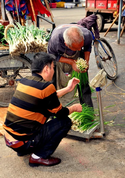 Pengzhou, China: Agricultores que pesan cebollas verdes — Foto de Stock