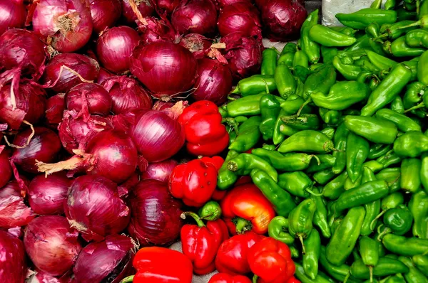 Brada: barevné zobrazení paprik a cibule na marketplace — Stock fotografie