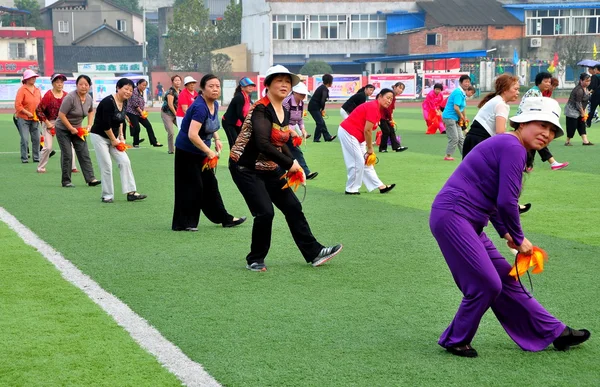 Chine : hommes et femmes chinois faisant des exercices de Tai 'Chi — Photo