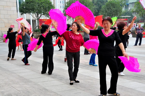 Pengzhou, Čína: ženy provádějící tai ' chi ventilátorem rutinu — Stock fotografie