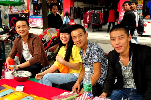 Chiny: Grupa młodzieży chińskiej sprzedaży telefonów komórkowych obejmuje — Zdjęcie stockowe
