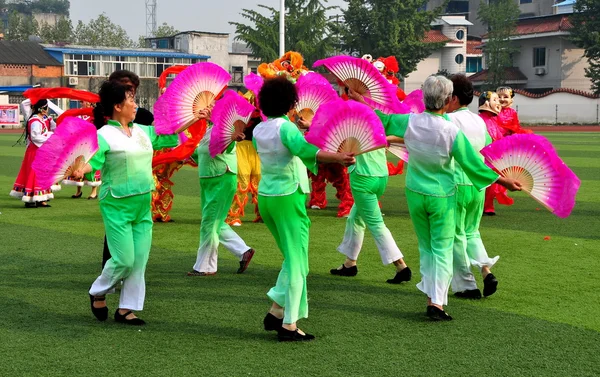 Pengzhou, China: Women Dancing in Pengzhou Stadium — Stock Photo, Image