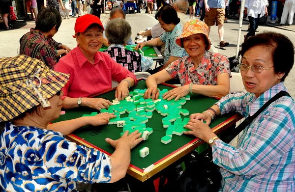Nyc: Vier Woomen spielen Mahjong auf der Holdridge Street — Stockfoto