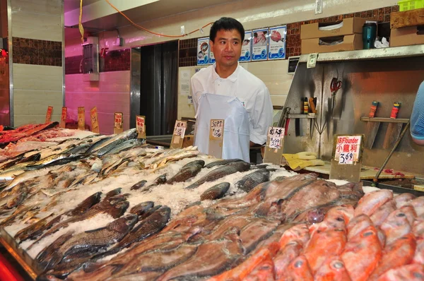 NYC: Vendedor de peixe no New World Plaza em Flushing — Fotografia de Stock