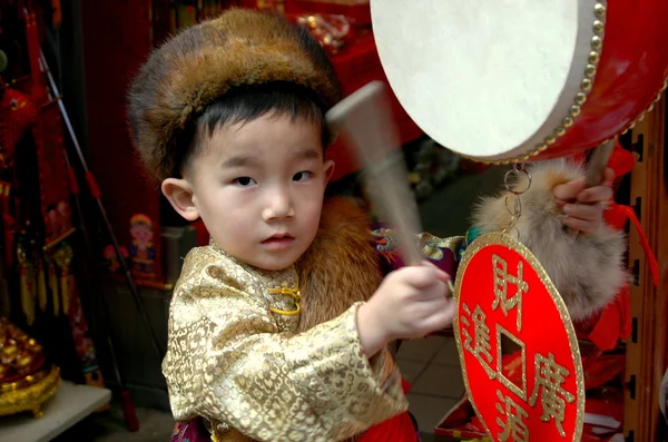 NYC: mały chłopiec bicie bębna obchody chińskiego nowego roku — Zdjęcie stockowe