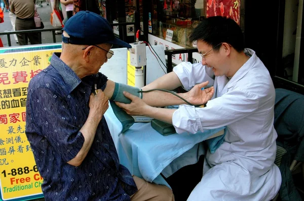 NYC: Doctor Giving Blood Test in Chinatown — Stock Photo, Image