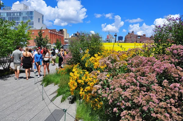NYC: People At the High Line Park — Stock Photo, Image