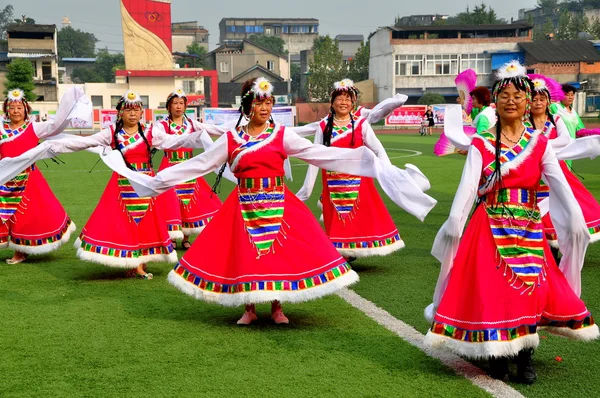 Pengzhou, China: Women Performing a Tibetan Dance Routine — Stock Photo, Image