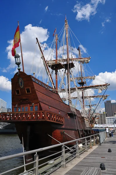 NYC: Испанский сейлинговый корабль El Galeon — стоковое фото