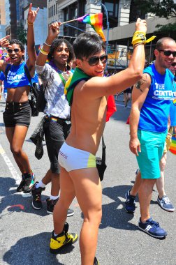 NYC: 2013 gay pride parade, mutlu yürüyüşçüler