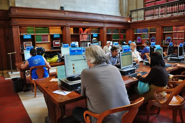 NYC: Persone che utilizzano i computer presso la NY Public Library — Foto Stock