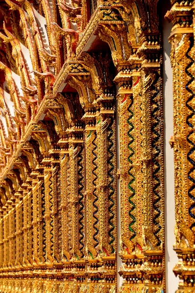 Bangkok, Thailand: Gilded Ubosot Windows at Wat Chanasongkhram — Stock Photo, Image