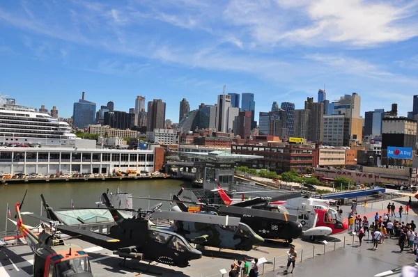 New York: midtown manhattan látképének USS intrepid Museum nézet — Stock Fotó