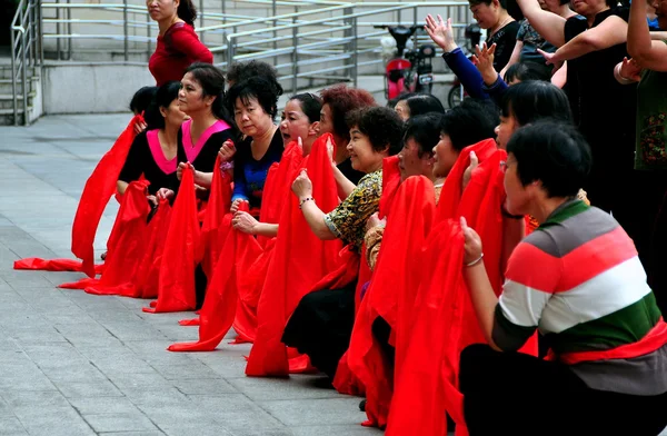 Pengzhou, china: chinesische Frauen schwenken rote Seide bei der Tai 'chi-Sitzung — Stockfoto