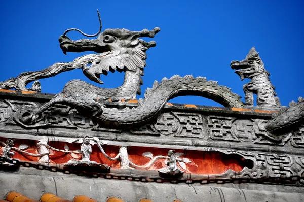 Çin: pengzhou shi fo tapınağında çatı dragon