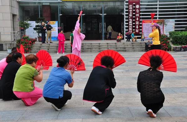 Пэнцзян, Китай: люди, исполняющие тай-цзы — стоковое фото