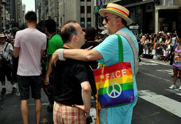 Nyc: Zwei Männer bei der Gay Pride Parade teilen einen zärtlichen Moment — Stockfoto