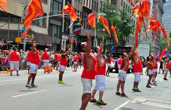 NYC: demonstranterna på 2013 gay pride-paraden — Stockfoto