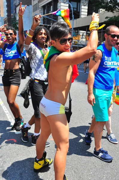 Nyc: fröhliche Marschierer bei der Gay Pride Parade 2013 — Stockfoto