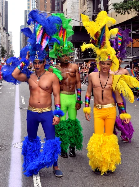 NYC: Marchadores coloridos en el Desfile del Orgullo Gay — Foto de Stock