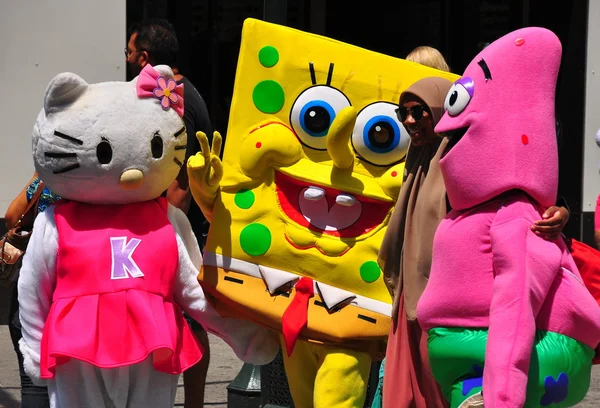 NYC: Bob Esponja, Olá Kitty, e rosa em Times Square — Fotografia de Stock