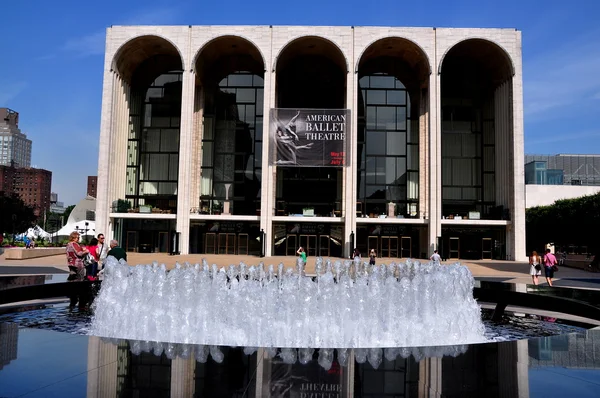 뉴욕: 링컨 센터 메트로폴리탄 오페라 하우스 — 스톡 사진
