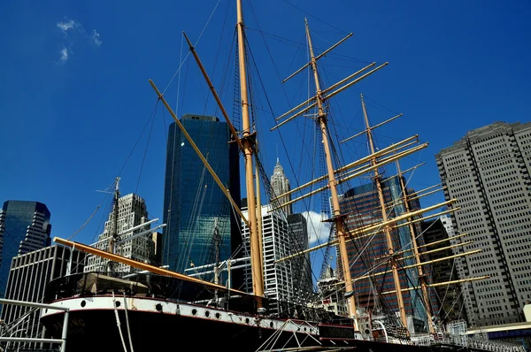 Nyc: Der schaukelnde Großsegler im Seehafen an der Südstraße — Stockfoto