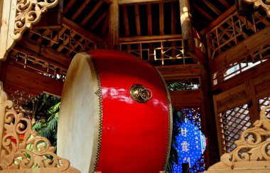pengzhou, Çin: drum Kulesi ile geleneksel Çin drumat CI ji Tapınağı