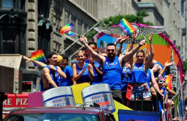 NYC: kiehl's kozmetik 2013 gay pride parade float