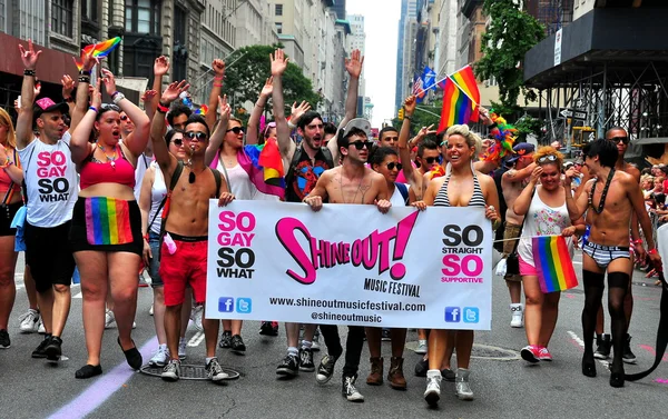 Nyc: Marschierer bei der Gay Pride Parade 2013 — Stockfoto